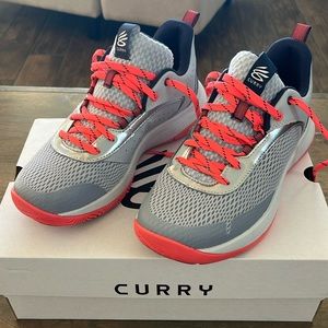 Boys size 7 Under Armor Curry 3Z6 basketball sneakers. Worn once